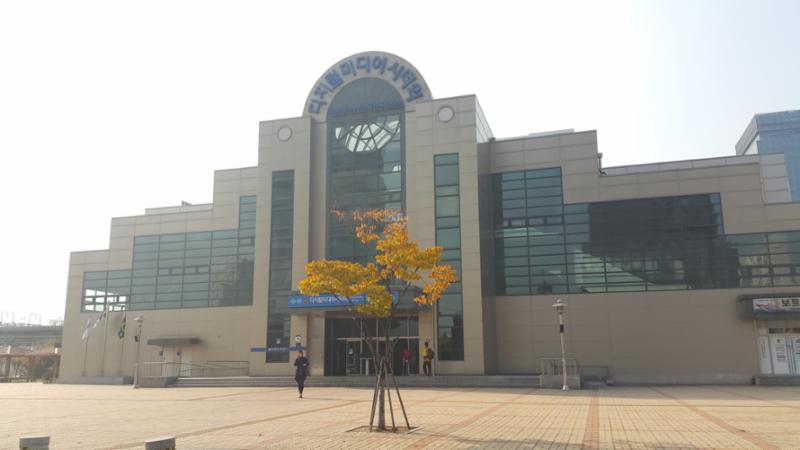 지하철 경의중앙선, 공항철도, 6호선 환승역인 디지털미디어시티역이 있어 지하철을 이용한 출퇴근 및 등하교가 가능하여 직장인과 학생 모두 편리하게 이용 가능합니다