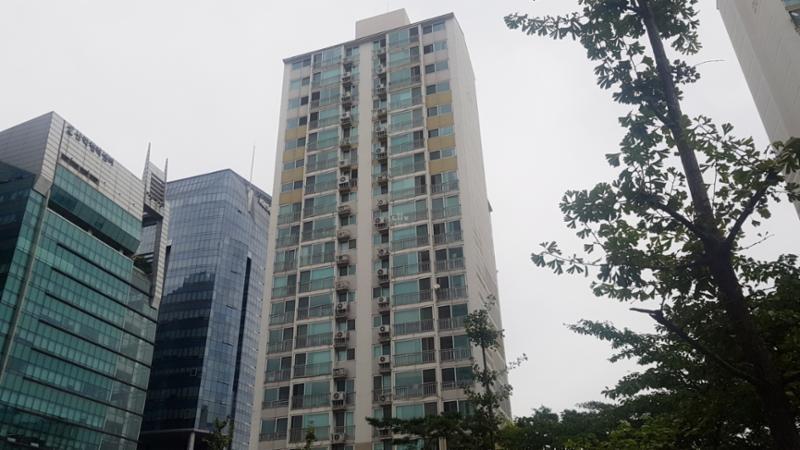 상암월드컵파크2단지 아파트의 깔끔하고 세련된 전경 사진이에요