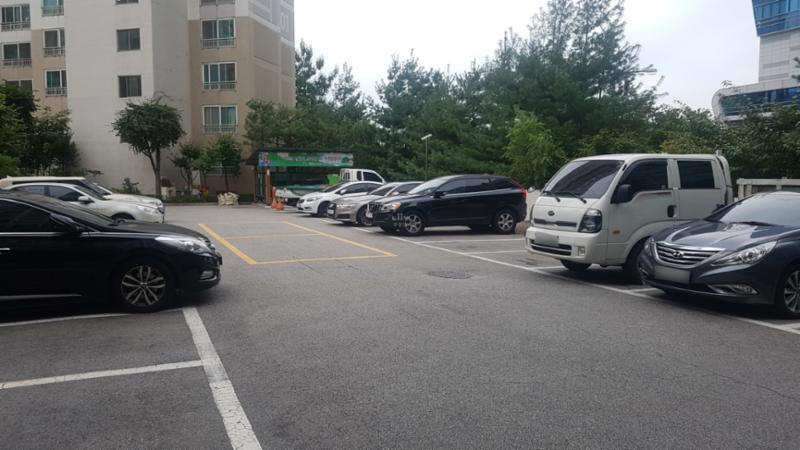 상암월드컵파크2단지 아파트 단지 내 지상주차장이에요