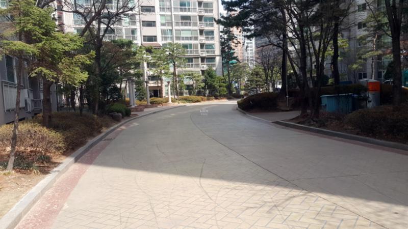 단지 내부를 가로지르는 도로에요
