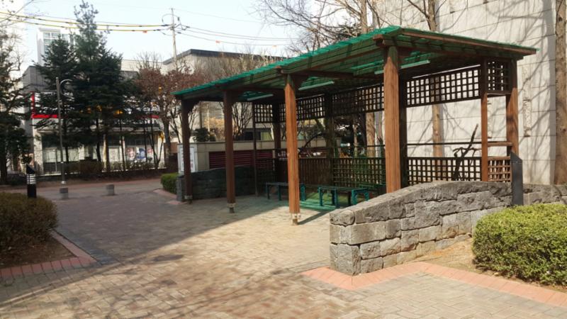 나무 그늘 밑 벤치에 앉아 편안하게 휴식을 취할 수 있는 휴식공간이에요