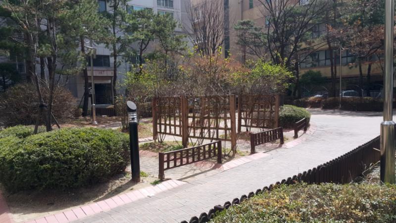 경사진 곳 없이 평평한 보행로를 갖추고 있어요