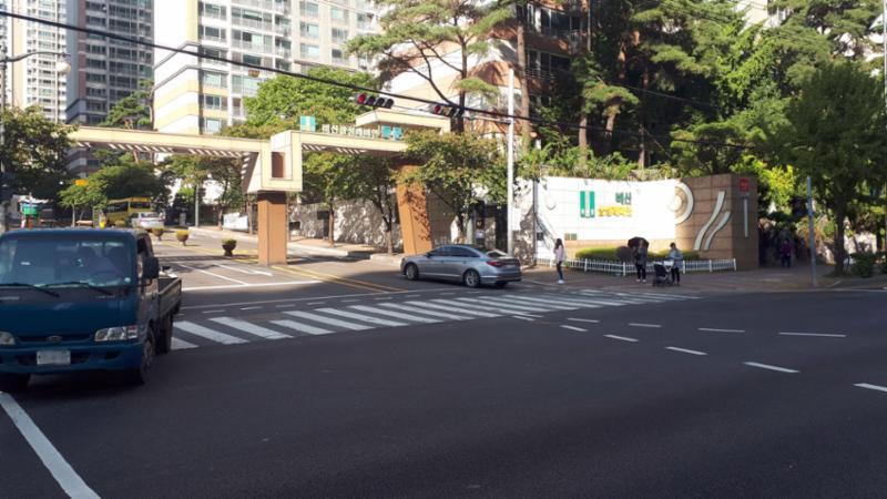 단지의 이미지를 높여주고 아파트 가치를 드높여 주는 멋스러운 대형 문주가 마련된 비산삼성래미안 정문이에요