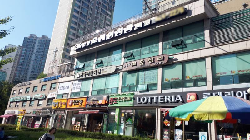 단지 정문 주변으로 조성되어 있는 상가에요
