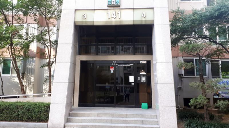 고급스러운 디자인의 공용현관 입구에요