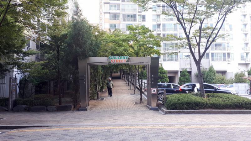아름다운 조경을 느낄 수 있는 건강한 산책로가 위치해 있어요