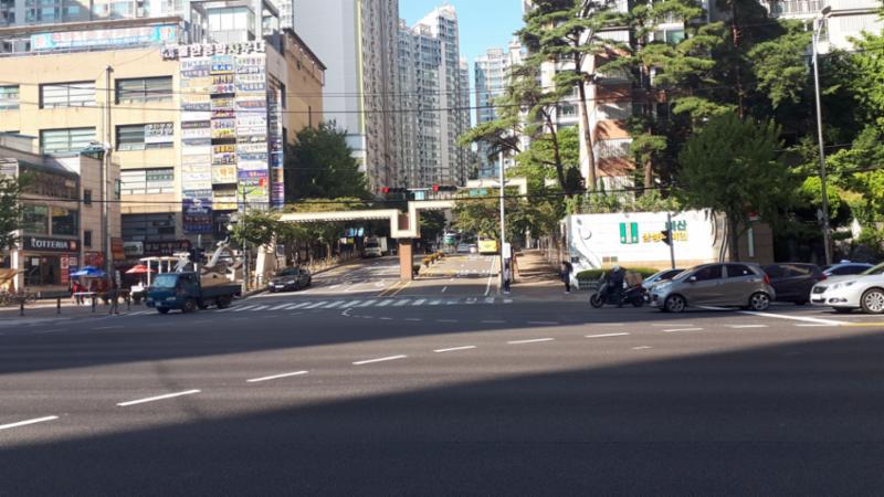 정문 출입구 주변의 모습이에요