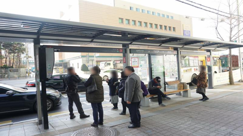 단지 바로 앞에 있는 버스정류장(비산사거리, 이마트)입니다