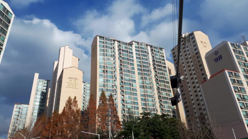 201동 호계현대홈타운2차아파트 단지전경 이에요