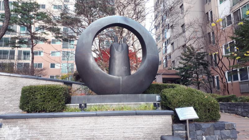 단지 곳곳에 잘 관리된 화단과 다양한 조형물이 갖춰져 있어 보는 재미가 있는 단지 조형물이에요