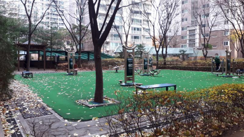 호계현대홈타운2차아파트 단지 내 운동시설 이에요