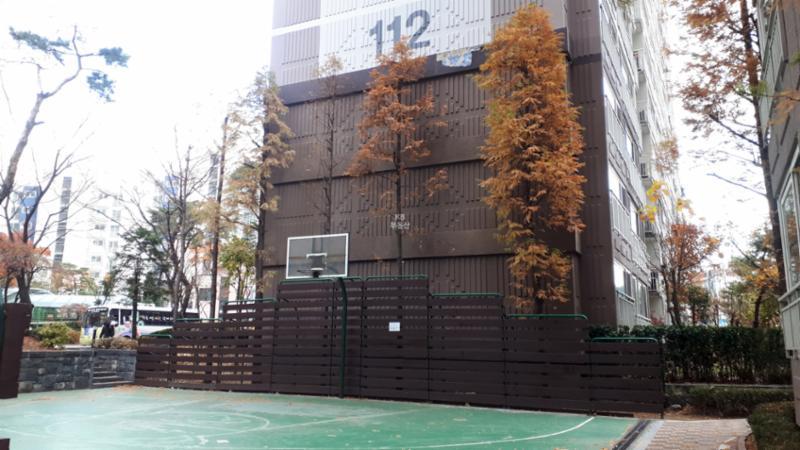 농구대가 설치된 단지내 체육시설 입니다