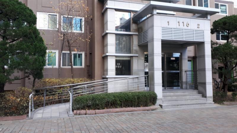116동 호계e-편한세상 아파트 1층 공용현관 이에요
