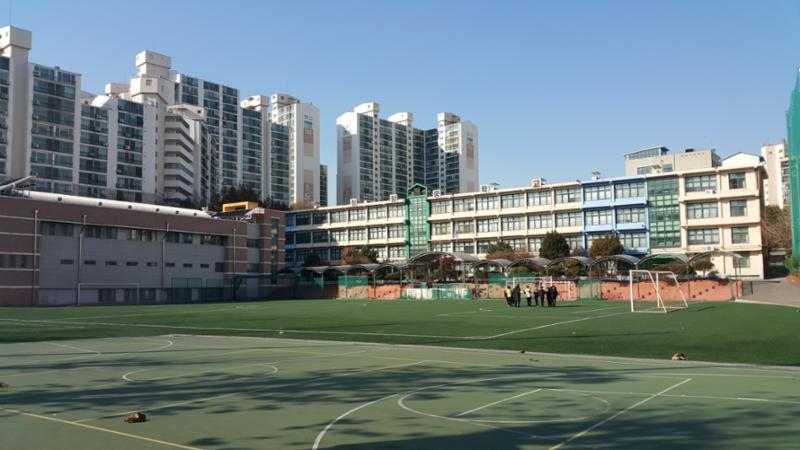 단지 주변에 위치한 청량중학교입니다