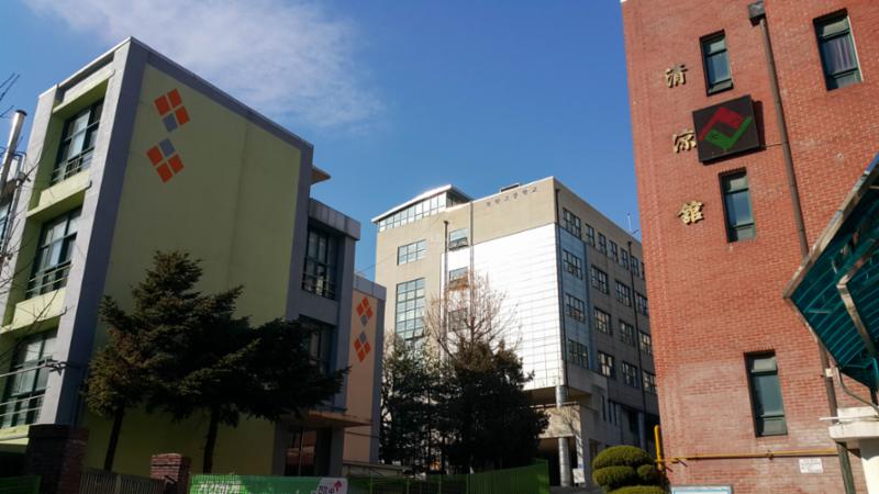 단지 주변에 위치한 청량고등학교입니다