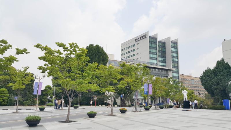 단지 주변에 위치한 서울시립대학교입니다