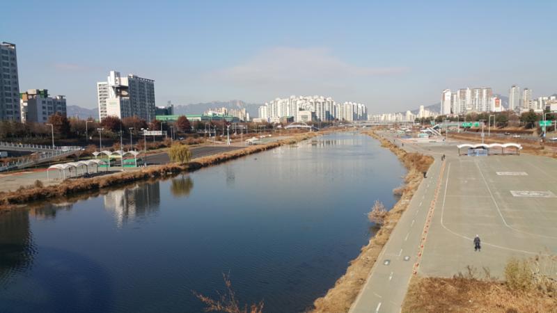 단지 주변에 위치한 중란천변입니다