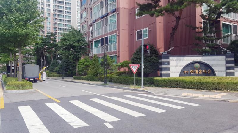 보행자들의 안전을 위해서 횡단보도가 설치된 단지정문이에요
