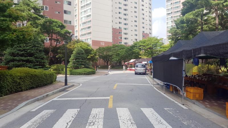 벽돌 타일로 지어진 보행로에요