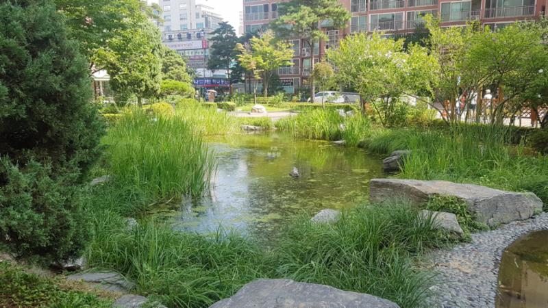 자연 친화적인 공간으로 꾸며진 단지 내 공원이에요