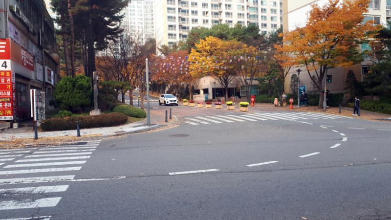 보행자들의 안전을 배려해 신호등과 횡단보도가 있는 신봉마을LG자이1차 정문이에요