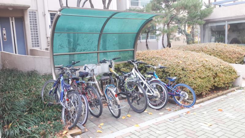 공동현관 옆으로 자전거를 주차할 수 있도록 공간이 마련되어 있으며, 단지 곳곳에도 자전거 보관소를 제공하여 입주민의 자전거를 안전하게 보관할 수 있도록 하였어요