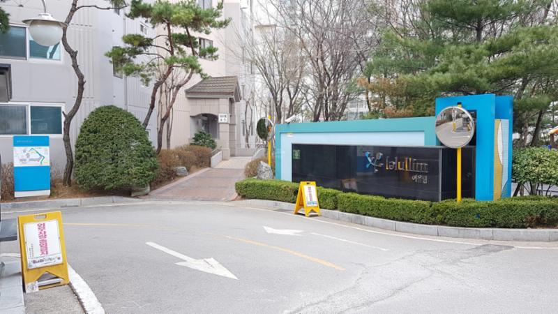 대리석으로 깔끔하게 시공된 정문 입구 모습이에요