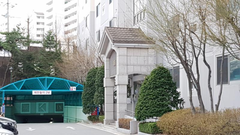 단지 내 지하주차장 출입구에요