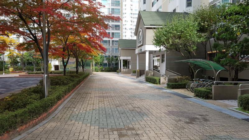 보도블록으로 깔끔하게 마감된 평지로 된 보행로에요