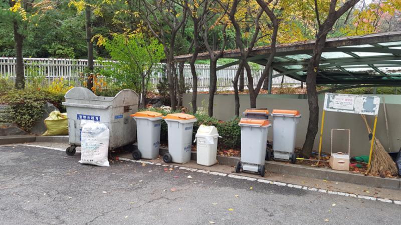 쓰레기 , 재활용쓰레기를 버릴 수 있도록 공간이 마련되어 있고 깨끗하게 잘 정돈되어 있어 주민들이 편리하게 이용할 수 있어요
