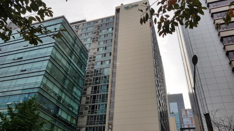 고급스러운 디자인과 세련된 도시의 분위기로 단지의 품격을 한층 더 높이는 대우디오빌플러스 주상복합 단지전경 모습이에요