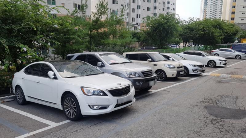 단지 내 지상주차장이에요