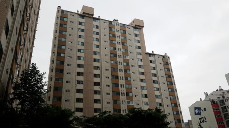 2000년에 8월에 입주한 단지여서 다소 세월의 흔적은 보이지만 깔끔하게 관리된 단지전경이에요