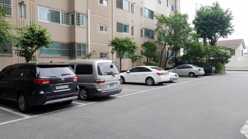 단지 내 지상주차장이에요