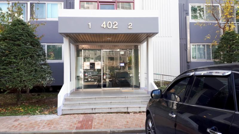 느치미마을주공4단지의 402동 1층 공용현관 입구에요