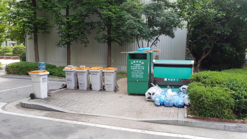 입주민들의 생활편의를 위하여 재활용 분리수거장을 야외에 별도로 설치하여 편의를 높였으며, 단지를 깨끗하게 관리할 수 있어요