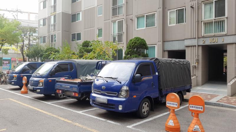 현관과 바로 연결되는 지상 주차장입니다