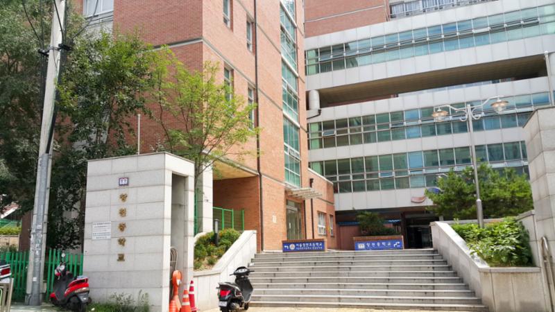 단지 주변에 창천중학교가 위치하고 있어 학생들이 안전하고 편리하게 등하교를 할수 있습니다