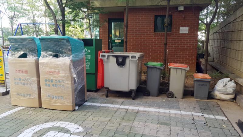 단지 내 분리수거함이에요