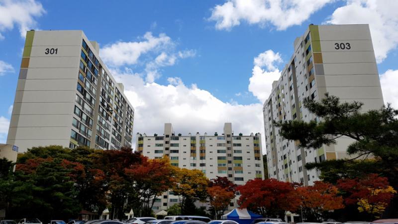이매동신3차아파트 301동, 303동 주변 전경이에요