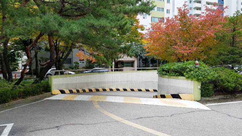 단지 내 지하주차장 출입구이고요