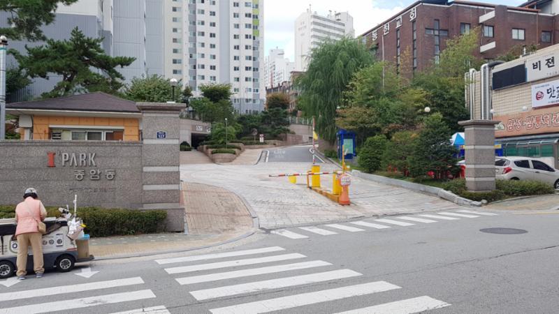 차량 출입차단기가 설치되어 있어 외부차량의 출입을 제한해 보안이 우수한 단지에요