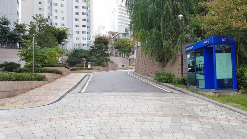 단지를 관통하여 이어져 있는 단지내 도로에요