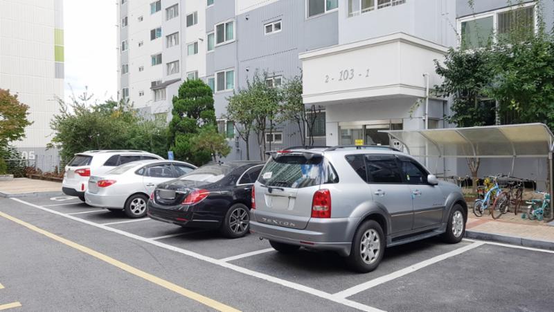 단지와 단지 사이에 넓은 지상 주차공간을 마련하여 집과 주차장의 이동이 편리해요