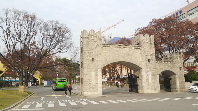 단지 주변에 위치한 경희대학교입니다