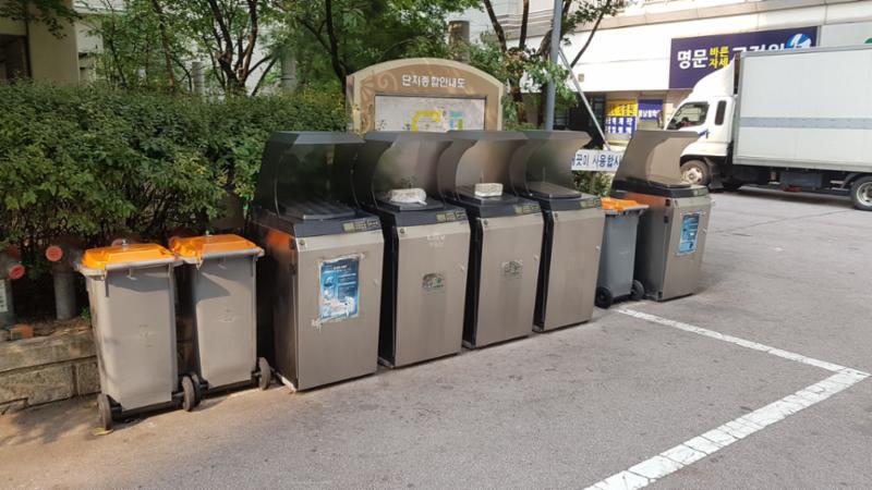 주민들의 이동 경로를 배려해 주차장 외진곳에 마련된 분리수거장이에요