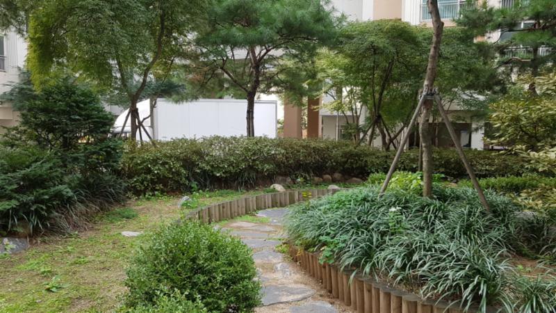단지를 따라 걸으며 자연을 느낄 수 있는 쾌적한 단지 내 산책로에요