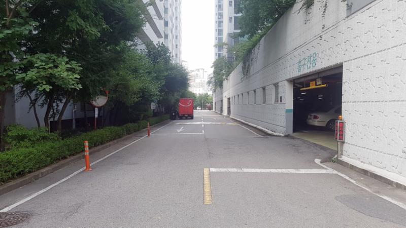 주차장으로 출입하는 도로 모습이에요
