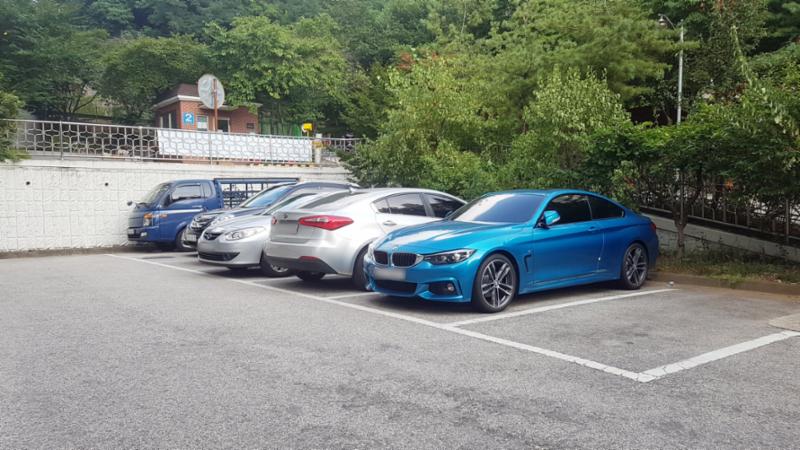 단지 내 지상주차장 모습이에요
