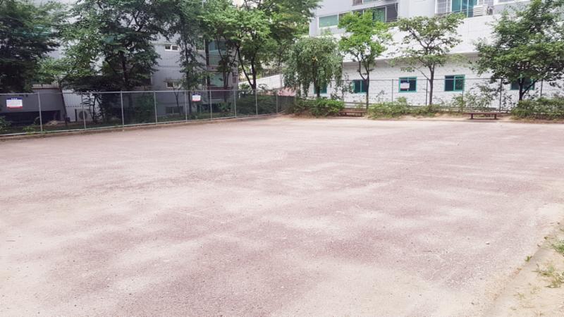 단지 내 입주민들의 건강을 생각한 공터로 배드민턴, 축구, 농구 등 다양한 운동을 즐기실 수 있어요